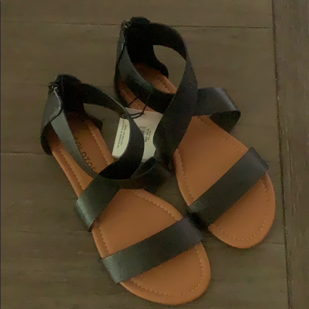 5/$25 GOLD TOE black strappy sandals